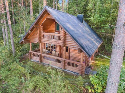 VuoriniemiHoliday Home Iltarusko by Interhome的树林中小木屋的顶部景色