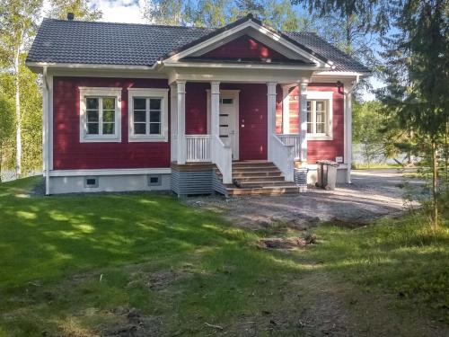 Löytö乌尔赫别墅度假屋的一座红色的小房子,有院子