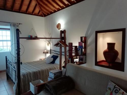 NorteCasa do Norte - Santa Maria的一间卧室配有一张床和一面大镜子