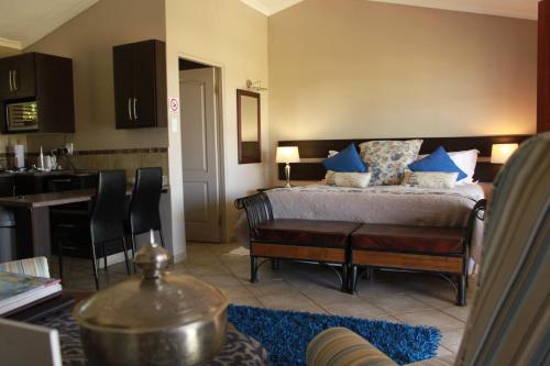 温特顿Drakensview Self Catering的一间卧室配有一张带蓝色枕头的床。