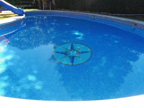 乌迪亚莱斯堡Casa Cantábrico的大型蓝色游泳池,上面有标志