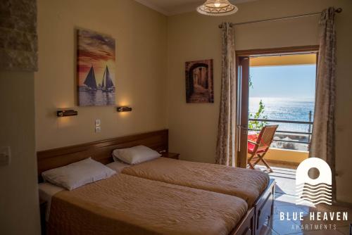 圣佐治欧斯帕贡Blue Heaven Apartments的一间卧室设有两张床和一个美景窗户。