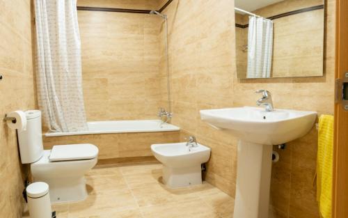 托雷德尔马尔Apartamento Atalaya Playa的一间带水槽、卫生间和镜子的浴室