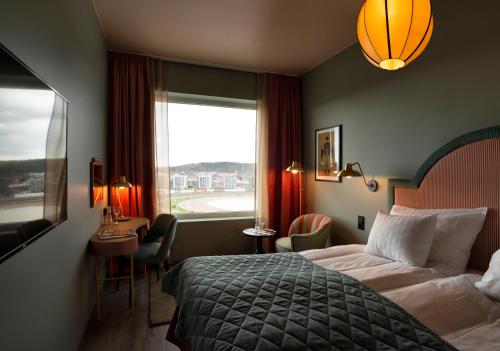 默恩达尔Best Western Plus Åby Hotel的酒店客房设有床和窗户。