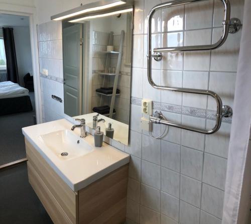 韦纳穆Hotell Apladalen i Värnamo的一间带水槽和淋浴的浴室