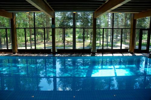 KiljavaHotel Kiljava的享有树木景致的游泳池