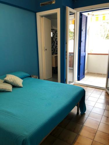 雷阿尔蒙特A due passi dal mare的蓝色的卧室,配有一张蓝色墙壁的床