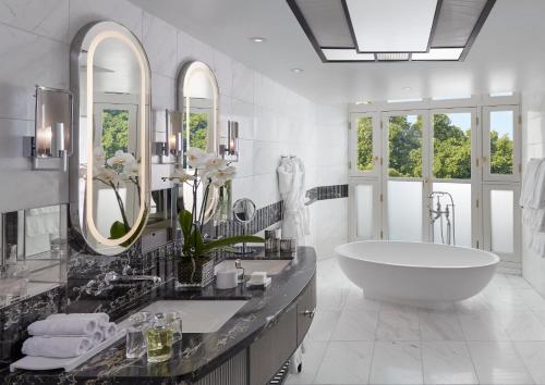 伦敦文华东方酒店，伦敦海德公园的一间带大浴缸和大镜子的浴室