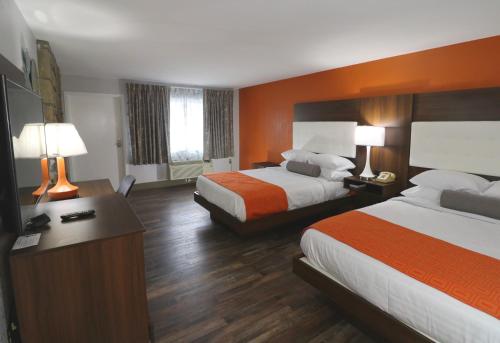 加特林堡市中心约翰逊酒店客房内的一张或多张床位