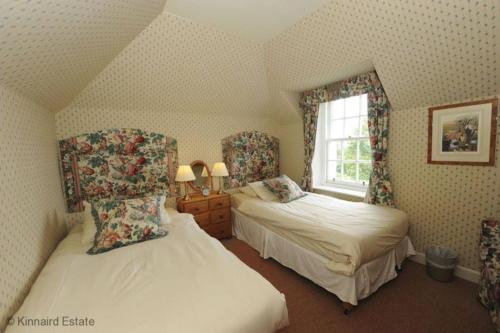 邓凯尔德Castle Peroch的一间卧室设有两张床和窗户。