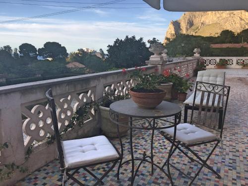 巴勒莫Casa Nonnona的阳台配有2把椅子和1张桌子
