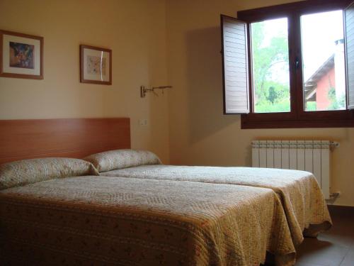 TereñesLos Picos de Tereñes的一间卧室设有一张床和一个窗口