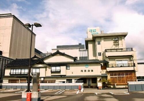 酒田市Wakaba Ryokan / Vacation STAY 29372的前面有路灯的建筑