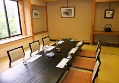 酒田市Wakaba Ryokan / Vacation STAY 29366的一间会议室,配有长桌子和椅子