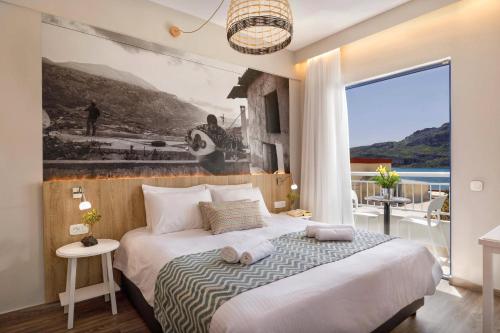 普拉基亚斯索菲亚酒店的一间卧室设有一张床和一个大窗户