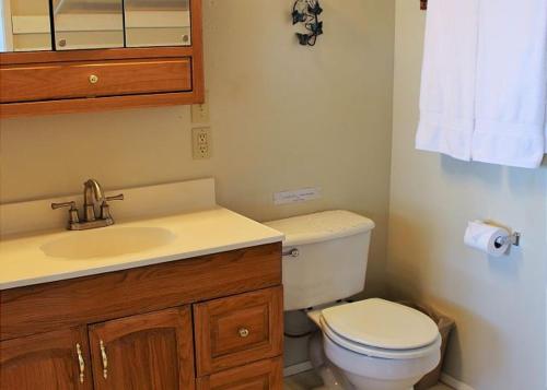 星期五港Sweet Escape & Summer Dream的浴室配有白色卫生间和盥洗盆。