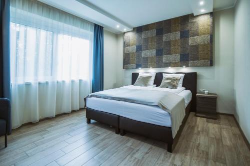 毛科Premium Apartman的一间卧室设有一张床和一个大窗户