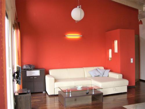 Usedom Town哈弗边纱架庭院公寓的客厅配有白色沙发和红色墙壁