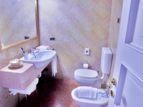瓦雷泽科洛纳酒店的一间带卫生间和水槽的浴室