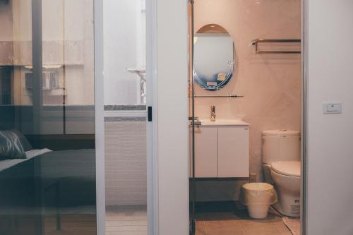 台东浪居民宿的一间带卫生间和镜子的浴室