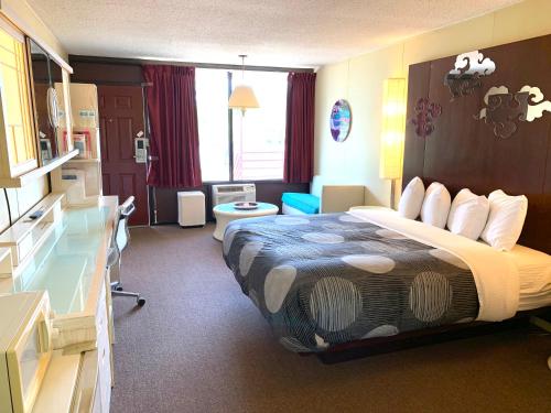 欧扎克牛津酒店的酒店客房带一张床和一个厨房