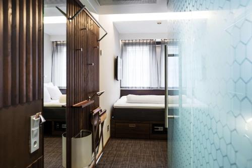 斯德哥尔摩最佳西方酒店的小房间设有两张床和窗户