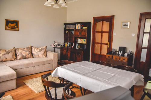 久洛Dobay Apartman Gyula的客厅配有沙发和桌子