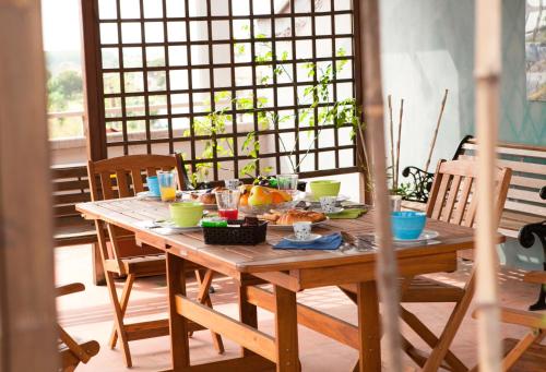 恩波利拉特拉扎住宿加早餐旅馆的一张木桌,里面放着食物