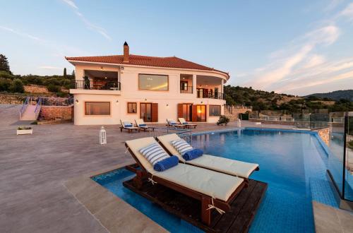 圣尼古拉奥斯Jessica Luxury Villa的一座带游泳池和房子的别墅