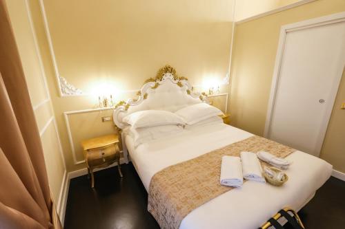 佛罗伦萨B&b Kingsman的一间卧室配有一张床,上面有两条毛巾