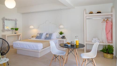 纳克索乔拉Sweet Home Naxos的卧室配有一张床和一张桌子及椅子