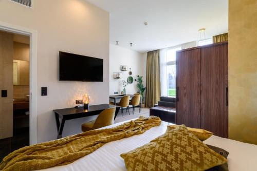 奥德纳尔德Leopold Hotel Oudenaarde的酒店客房设有床和客厅。