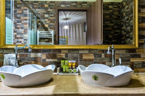 哈尼亚To Hani Tou Kokkini, Pelion的浴室设有2个白色水槽和镜子