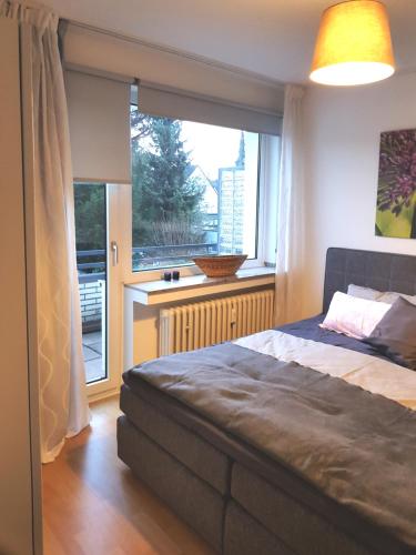 杜塞尔多夫Neues, ruhiges Apartment Nordic in Düsseldorf-Nord的一间卧室设有一张床和一个大窗户