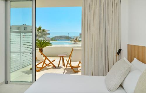 马盖鲁夫INNSiDE by Meliá Calviá Beach的酒店客房设有一张床和一个阳台。