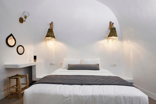 伊亚弗吉尼亚洞穴别墅的卧室配有一张带两盏灯的墙壁床。