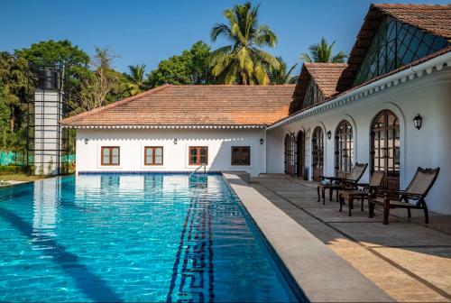 坎撒林The Postcard Cuelim, Goa的房屋前的游泳池