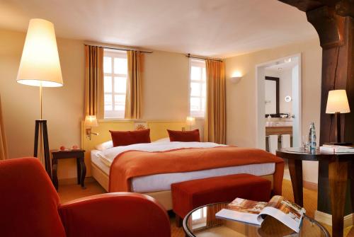 弗兰肯贝格迪桑尼弗兰肯贝格酒店的酒店客房带一张床、一张桌子和椅子