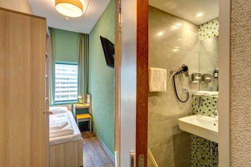 阿姆斯特丹市西部梅宁阁酒店的一间浴室