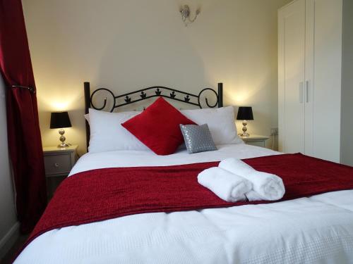 克雷文阿姆斯Lucea Cottage的一间卧室配有一张床,上面有两条毛巾