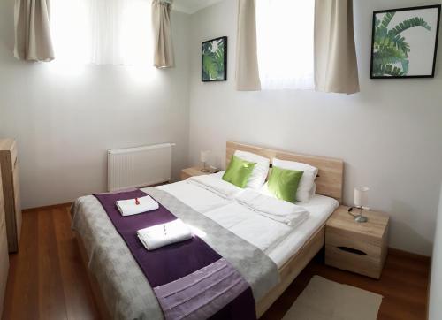 艾斯特根Gardenia Apartman的一间卧室配有一张床,上面有两条毛巾