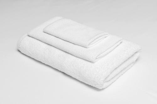 布兰森Twinkle Inn的白色背景的白色毛巾堆