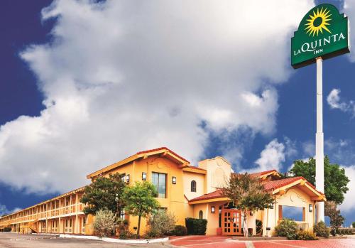 奥德萨奥德萨拉金塔旅馆的建筑前有太阳标志的酒店