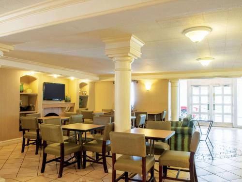 梅泰里拉魁恩塔新奥尔良维特昂斯/梅泰里酒店的一间在房间内配有桌椅的餐厅