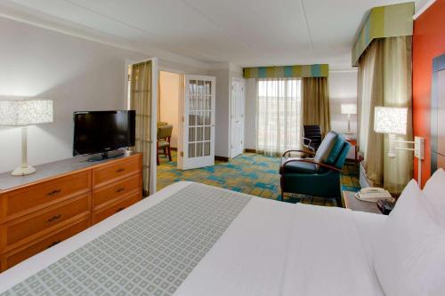 月球乡匹兹堡机场拉昆塔酒店的酒店客房设有床和客厅。
