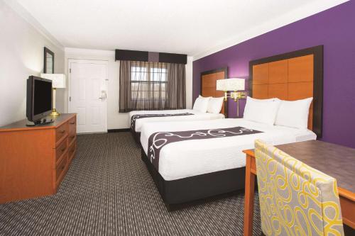 威斯敏斯特丹佛西敏斯特购物中心拉金塔酒店的酒店客房设有两张床和电视。