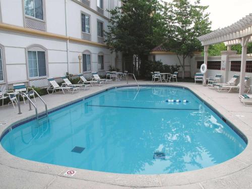 圣路易斯西港拉金塔旅馆及套房内部或周边的泳池