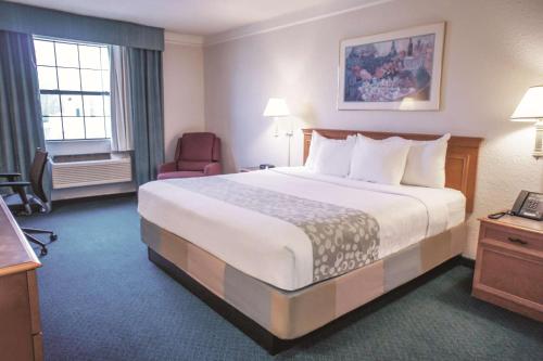 莫林机场拉昆塔酒店客房内的一张或多张床位