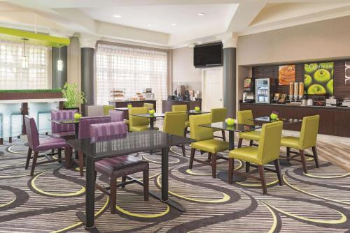 圣路易斯圣路易斯西港拉金塔旅馆及套房的自助餐厅内带桌椅的餐厅