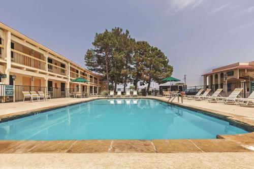 圣安吉洛圣安吉洛会议中心拉昆塔酒店的游泳池,酒店带椅子